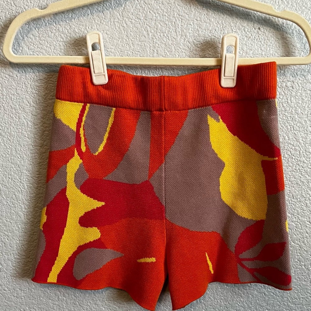 Women’s size small floral high waisted stretchy shorts